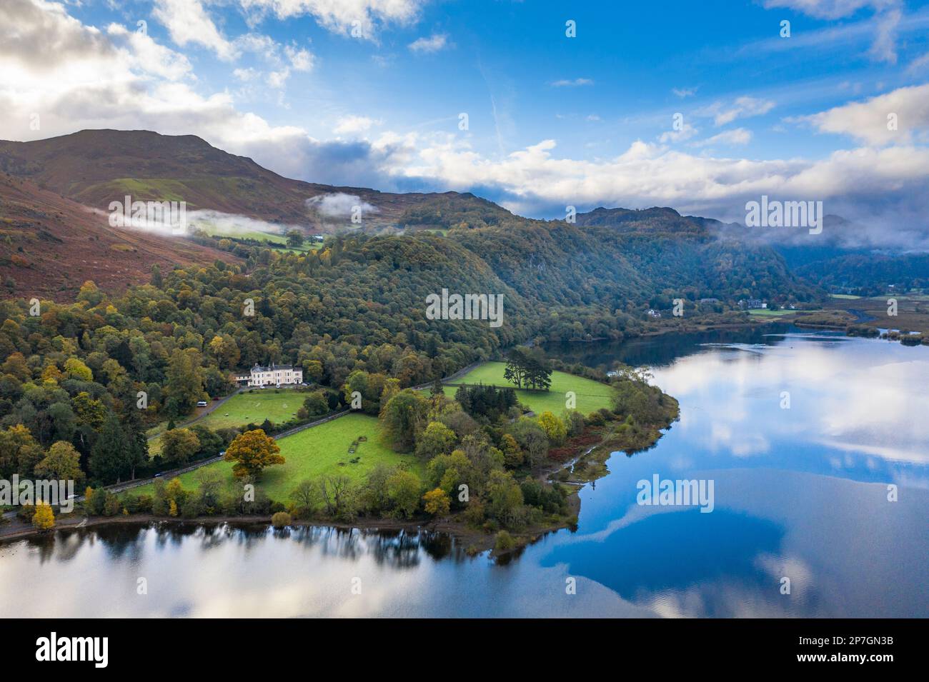Angleterre, Cumbria, parc national de Lake District. Vue aérienne de Derwentwater, un lac populaire près de Keswick, à l'aube. Banque D'Images