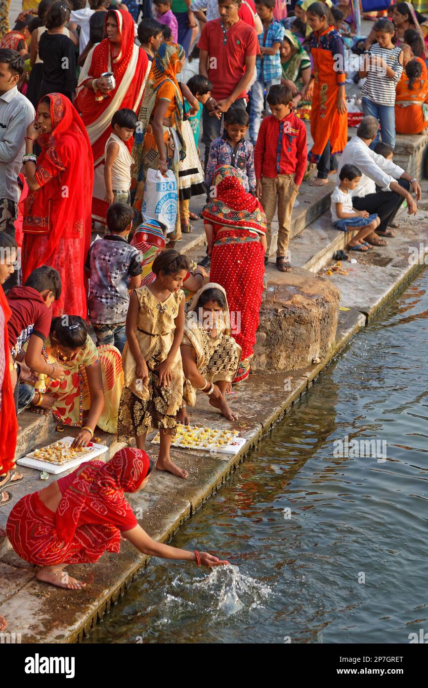 UDAIPUR, INDE, 4 novembre 2017 : femmes préparant des offres. Le jour de la pleine lune, une cérémonie hindoue de lumière se tient sur les rives du lac d'Udai Banque D'Images