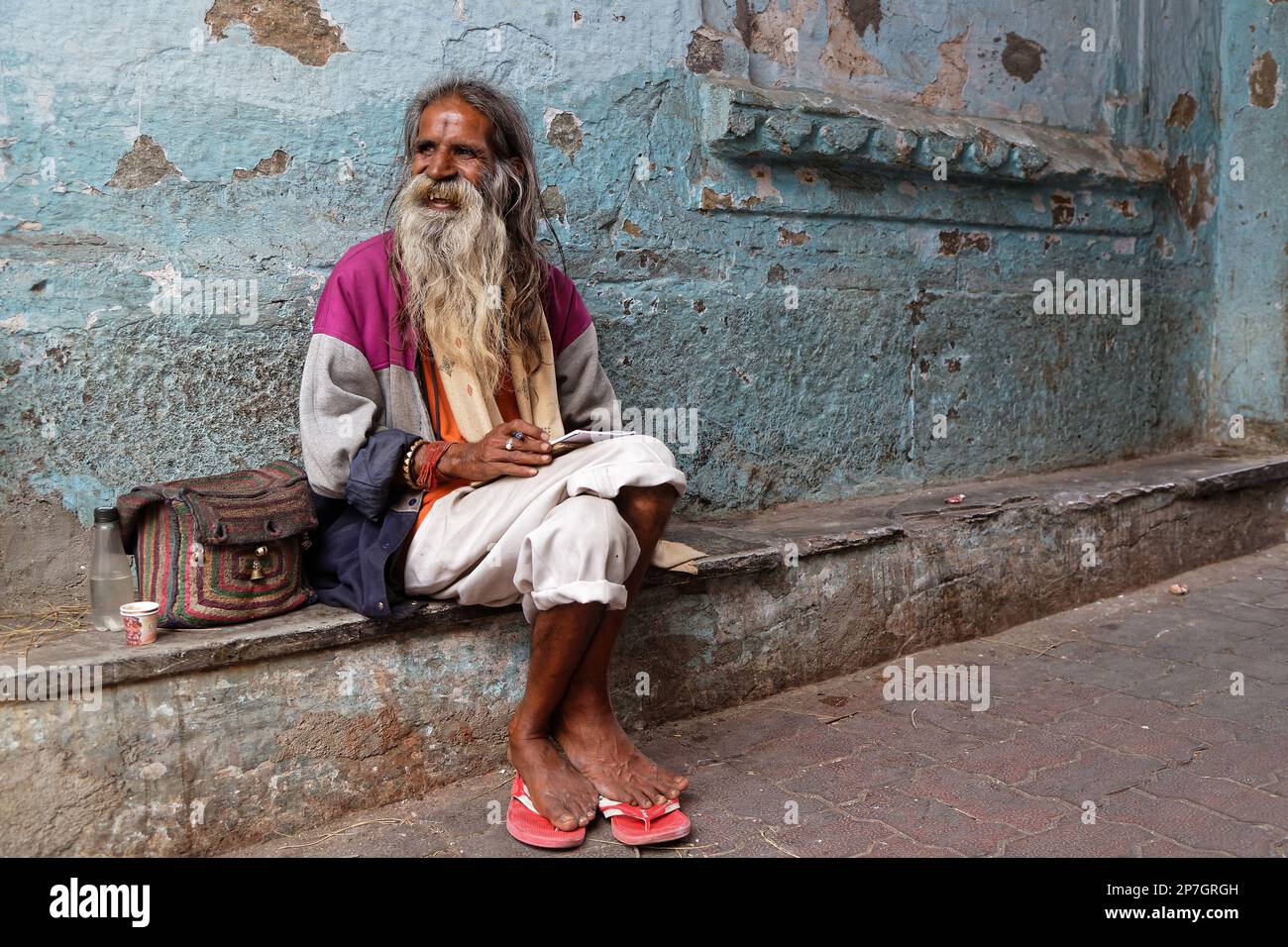UDAIPUR, INDE, 5 novembre 2017 : Portrait d'un ancien peintre indien travaillant dans la rue d'Udaipur, Rajasthan. Banque D'Images