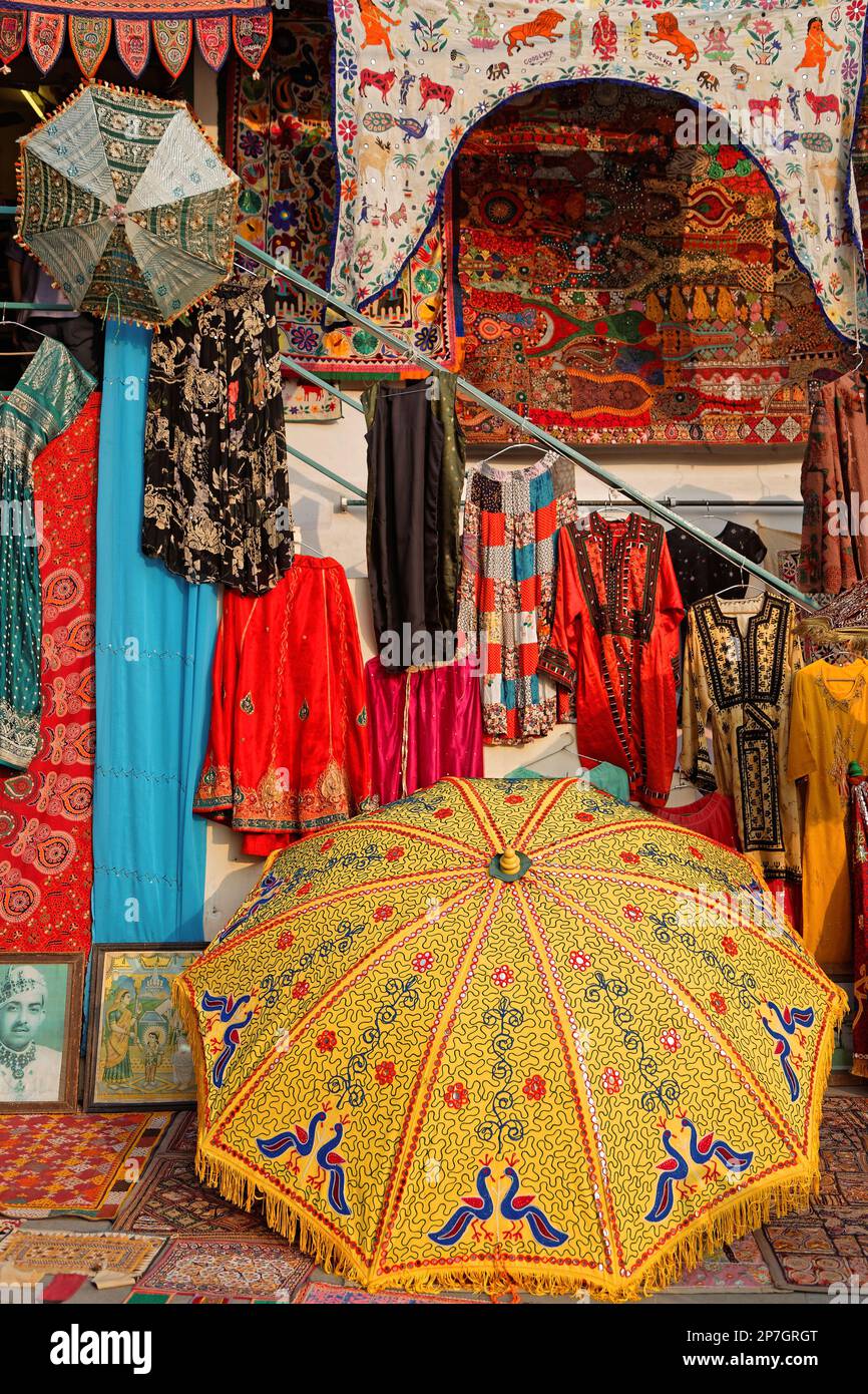 UDAIPUR, INDE, 5 novembre 2017 : parapluies, tapis et foulards à vendre dans un magasin de rue d'Udaipur fait un cadre coloré. Banque D'Images