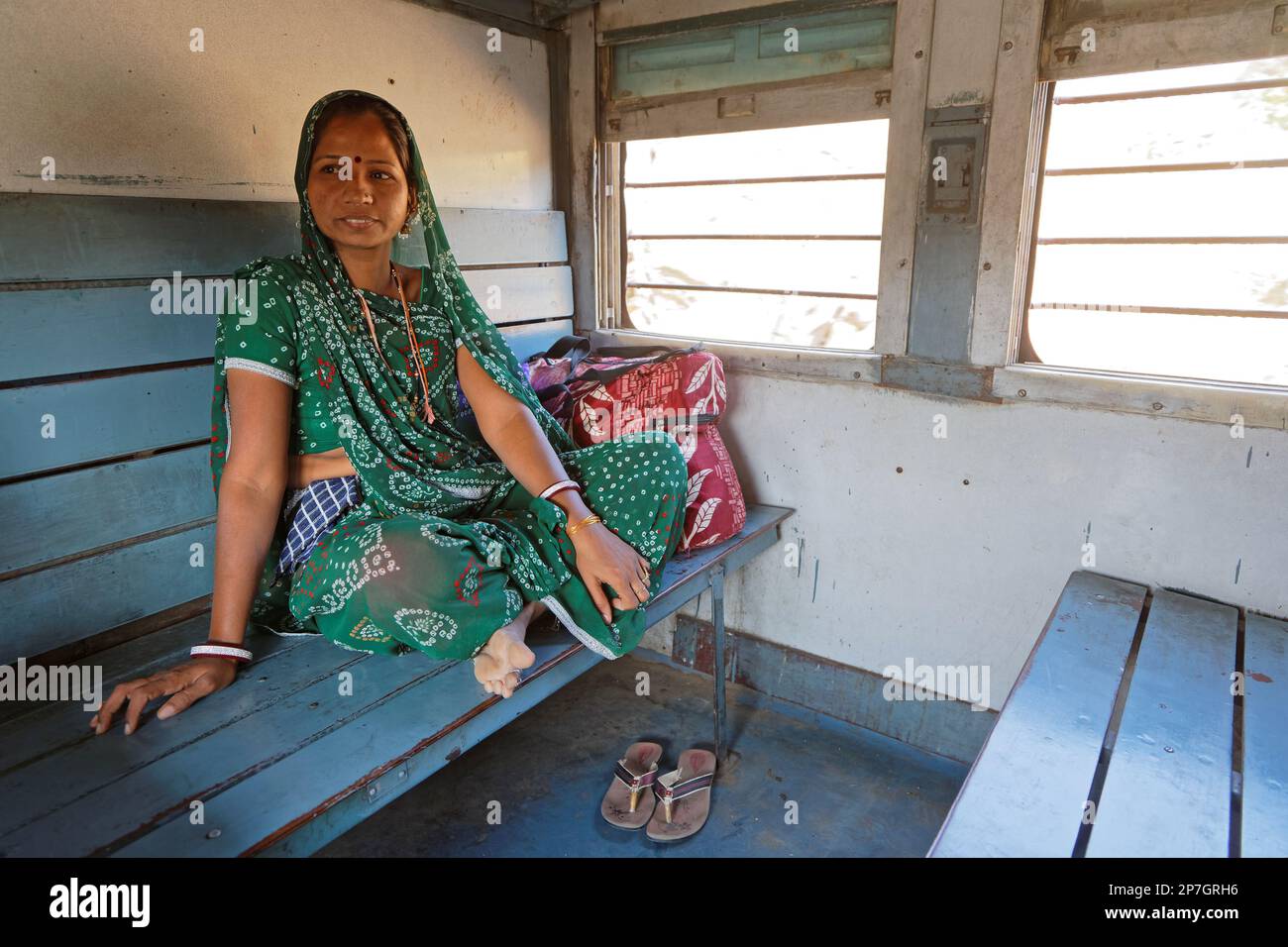 KAMALIGHAT, INDE, Novembre 6, 2017 : Portrait d'une femme dans le train. Train voyage à travers les tunnels et les ponts et les gares où l'famou Banque D'Images