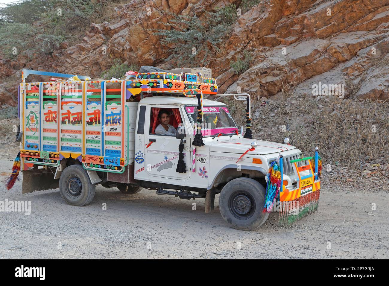 BUNDI, INDE, 7 novembre 2017 : Un camion peint et coloré conduit sur une mauvaise route du Rajasthan Banque D'Images
