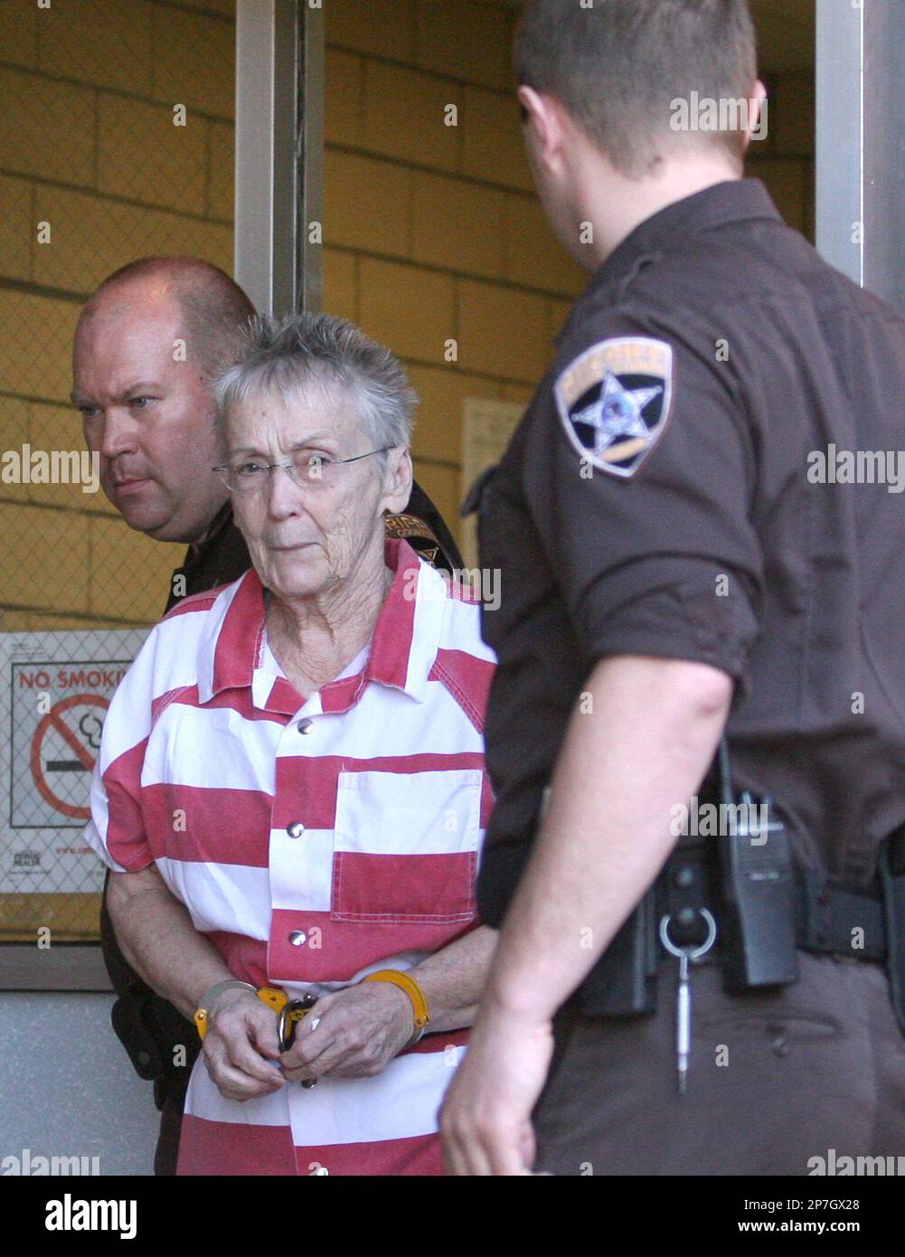 Convicted murderer Shirley Skinner, 75, is led from the Adams County Courthouse to a waiting van by Adams County Jail Sgt. Scott Smith, left, after her trial ended Thursday, May 6, 2010, in Quincy, Ill. Skinner was convicted of the first-degree murder of Steven Watkins in Ashland, Ill., in November 2008. (AP Photo/Quincy Herald-Whig, Phil Carlson) Banque D'Images