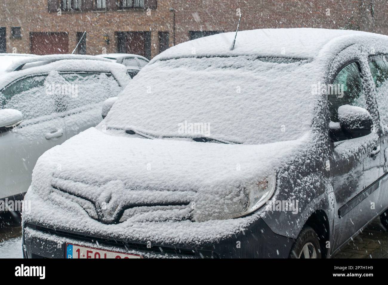 Voitures garées couvertes de neige lors d'une averse de neige tardive inattendue en mars 2023, Mariakerke, Gand, Flandre orientale, Belgique Banque D'Images