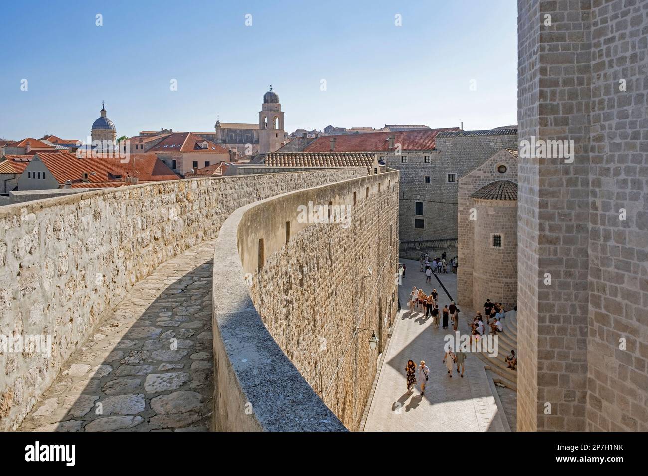 Remparts médiévaux de la vieille ville, centre historique de Dubrovnik le long de la mer Adriatique, au sud de la Dalmatie, Croatie Banque D'Images