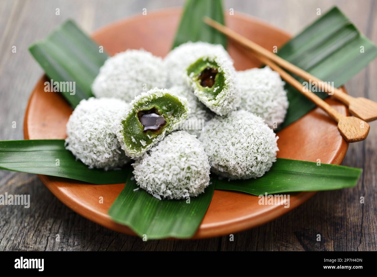 L'onde-onde est un dessert malaisien traditionnel composé de boules de riz gluant vertes (faites à partir de jus de feuilles de pandan) remplies de sucre de palme et enrobées Banque D'Images