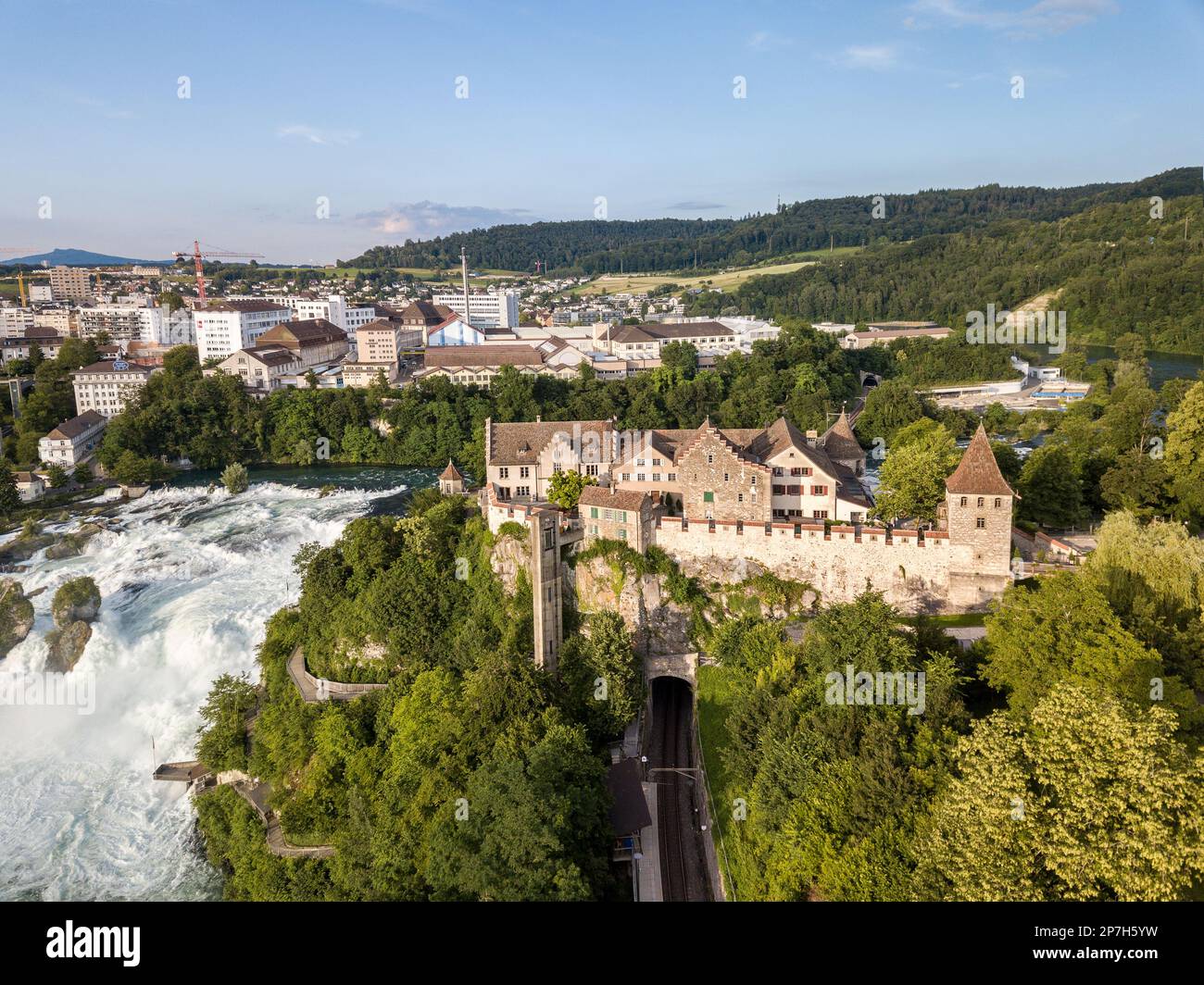 Laufen, Suisse - 02 juillet 201 : image aérienne avec drone au-dessus des chutes du Rhin et du château de Laufen en Suisse - la plus grande cascade d'eau d'Europe Banque D'Images