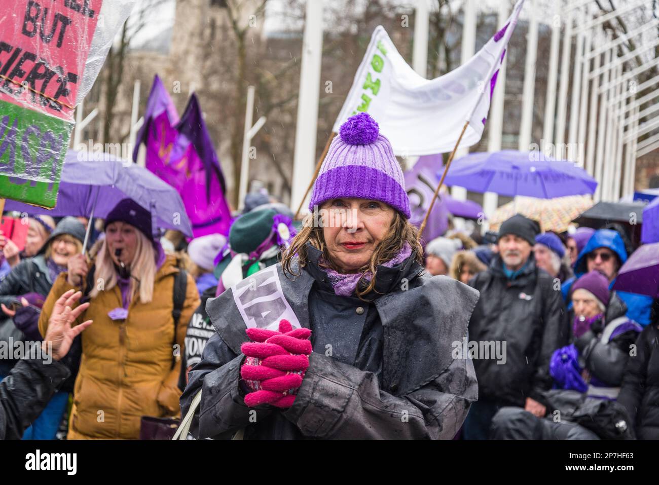 Les femmes WASPI, qui sont nées en 1950s et ont soudain découvert qu'elles devaient attendre jusqu'à cinq ans pour leur pension d'État lorsque les règles étaient modifiées Banque D'Images