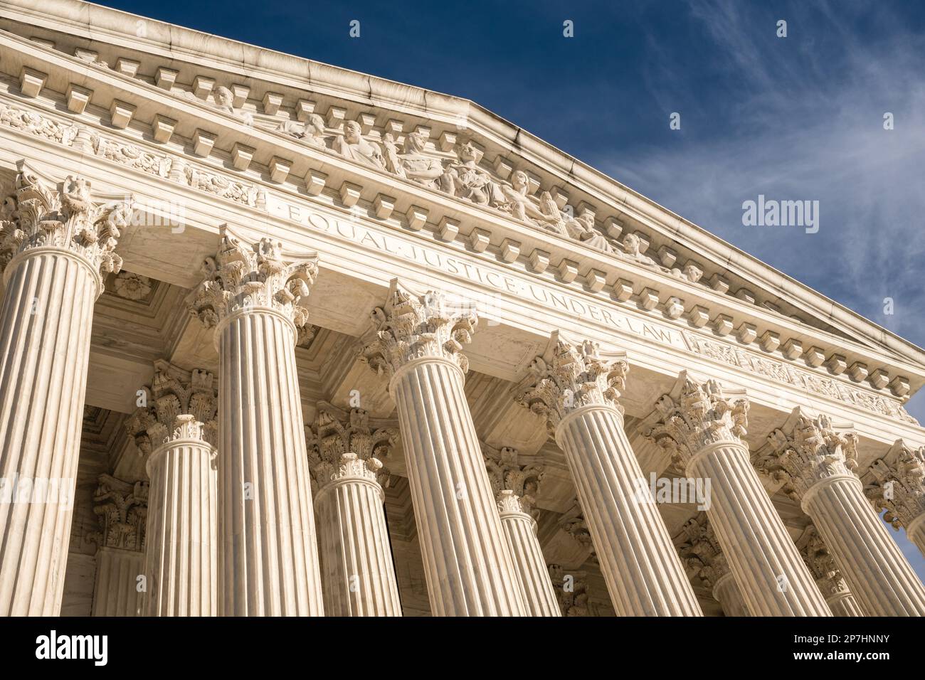 Façade imposante de la Cour de justice des États-Unis à Washington, DC avec ciel bleu et espace de copie. Banque D'Images