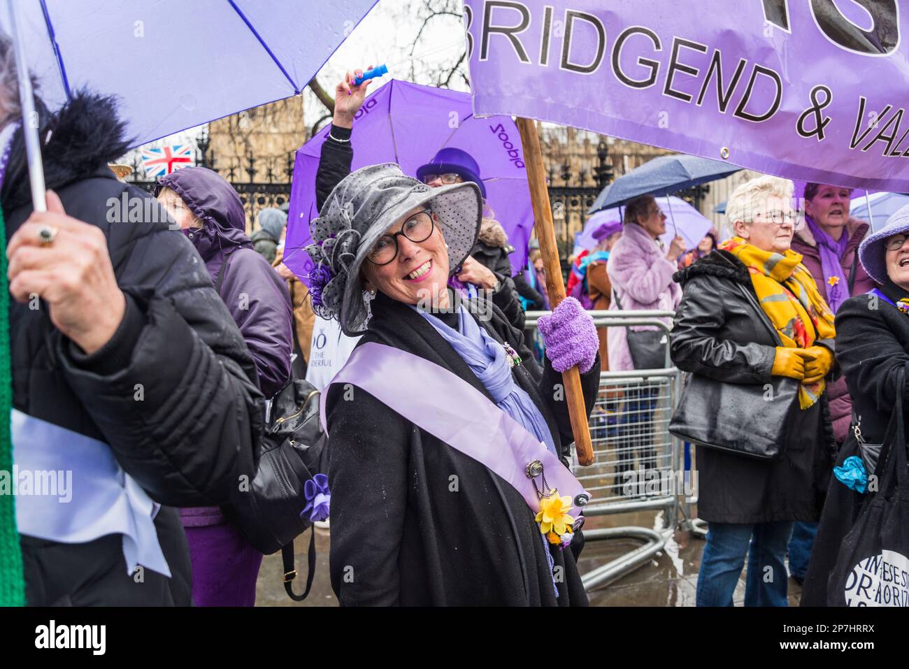 Les femmes WASPI, qui sont nées en 1950s et ont soudain découvert qu'elles devaient attendre jusqu'à cinq ans pour leur pension d'État lorsque les règles étaient modifiées Banque D'Images