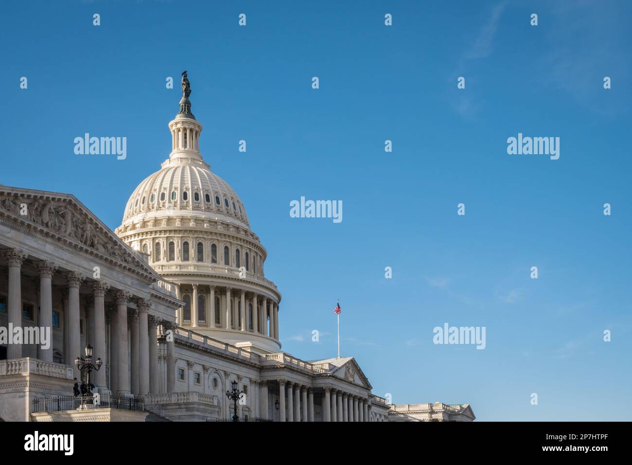 Dôme du Capitole des États-Unis avec ciel bleu vif en arrière-plan avec espace de copie. Banque D'Images