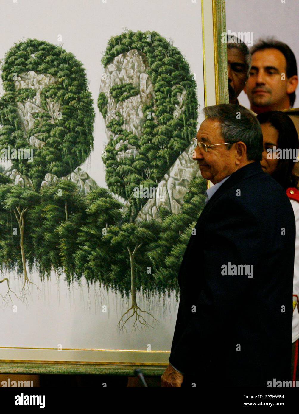 Cuba's President Raul Castro stands next to a painting depicting his brother Cuba's leader Fidel Castro and Argentina's born revolutionary hero Ernesto "Che" Guevara during the closing ceremony of the Union of Young Communists congress in Havana, Sunday, April 4, 2010. (AP Photo/Ismael Francisco, Prensa Latina) Banque D'Images