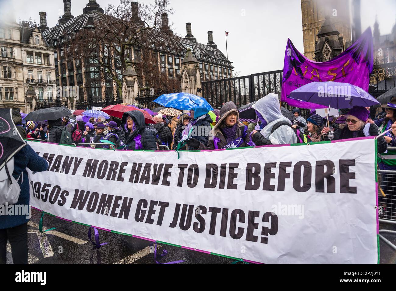 Les femmes WASPI, qui sont nées en 1950s et ont soudain découvert qu'elles devaient attendre jusqu'à cinq ans pour leur pension d'État lorsque les règles étaient modifiées Banque D'Images