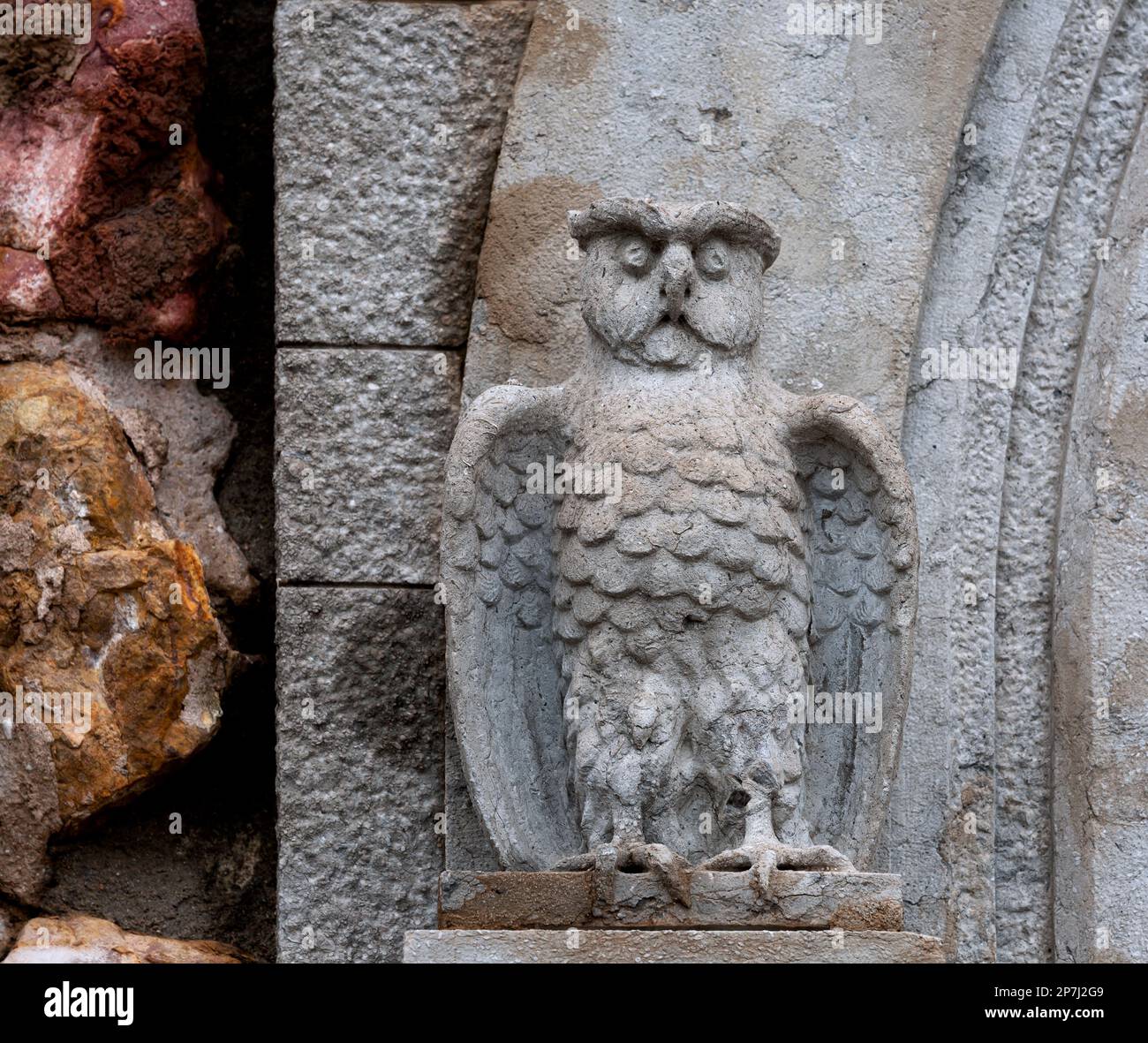 Photo en couleur sur la façade de ce bâtiment historique représentant un caractère, un animal ou une fleur. Situé à Eixample, Barcelone, Catalunya, Spa Banque D'Images