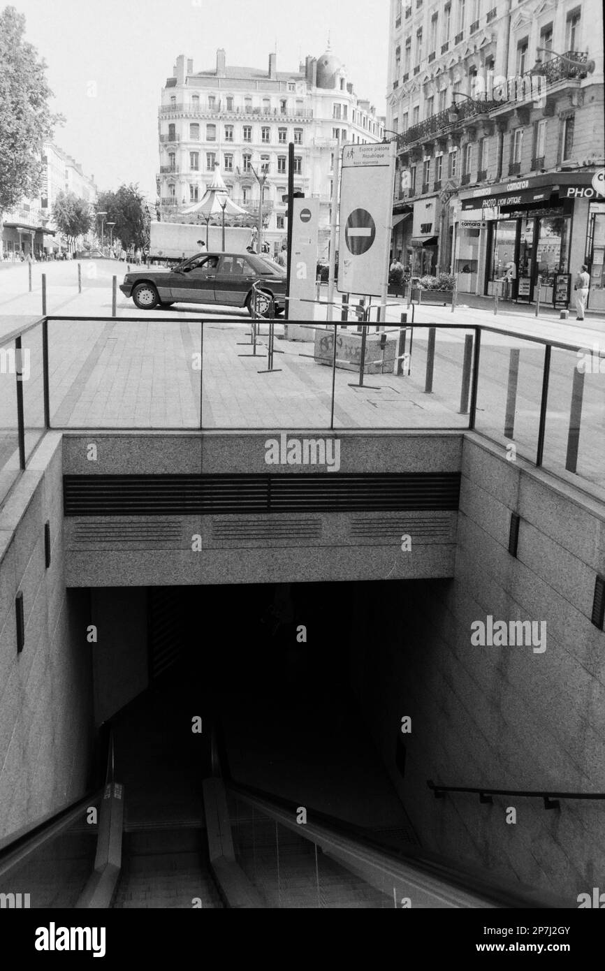 Archives 90ies : place de la République parking, Lyon, France, 1996 Banque D'Images