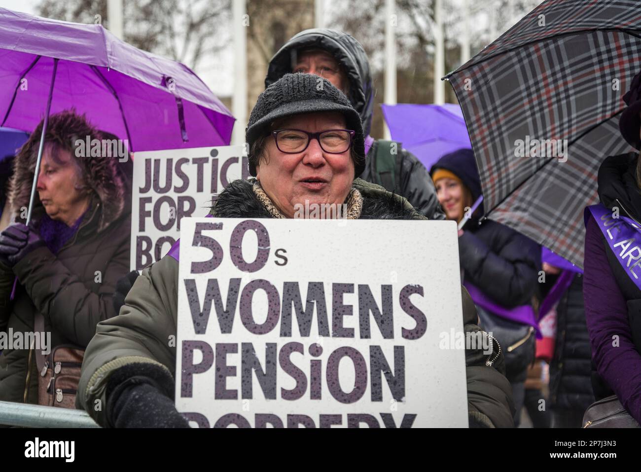 Les femmes WASPI, qui sont nées en 1950s et ont soudain découvert qu'elles devaient attendre jusqu'à cinq ans pour leur pension d'État lorsque les règles étaient modifiées Banque D'Images