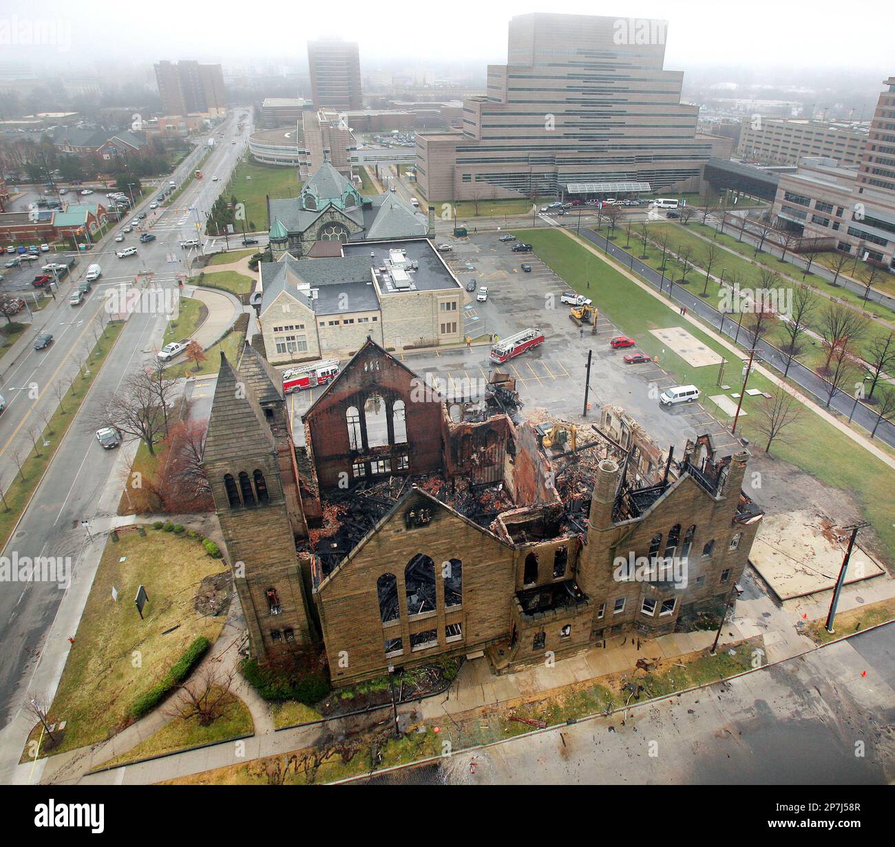 The remains of the Euclid Avenue Congregational Church of the United Church of Christ is seen from the Cleveland Clinic's Glickman Tower, Tuesday, March 23, 2010, in Cleveland. The historic church is being demolished after a fire destroyed the interior of the building late Monday. The fire's cause has not been determined. (AP Photo/The Plain Dealer, John Kuntz) MANDATORY CREDIT Banque D'Images