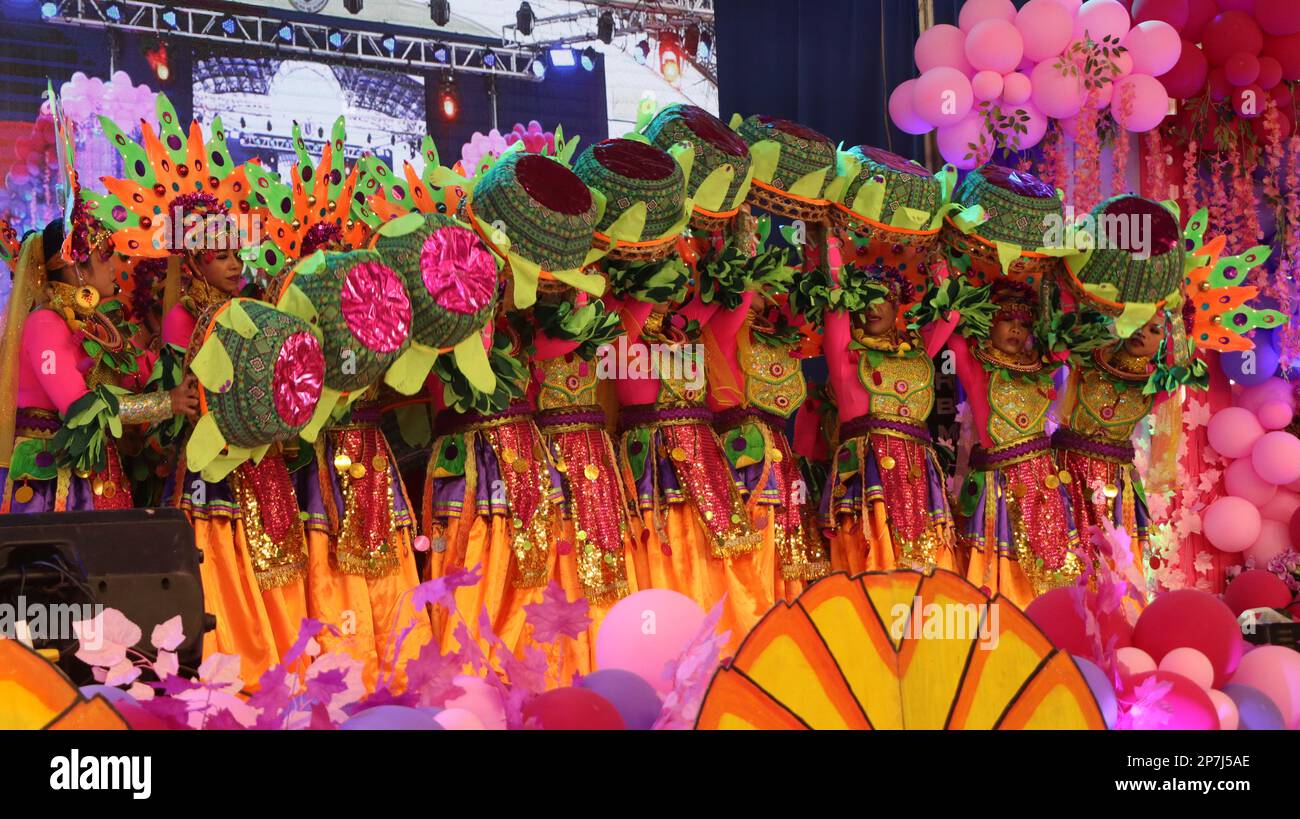 PRÉSENTATION INTERNATIONALE DE DANSE DE JOUR FÉMININE À LA VILLE DE SORSOGON BICOL PHILIPPINES Banque D'Images