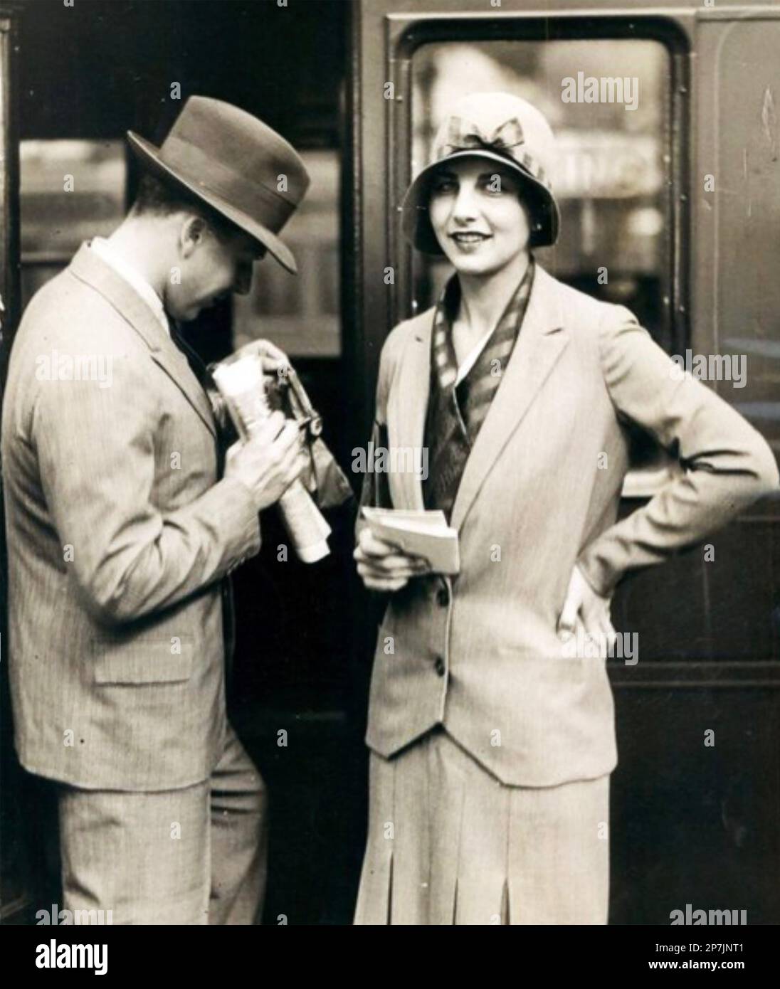 Années 1940 Années 1950 VIEUX COUPLE HOMME FEMME DANS LA CUISINE À