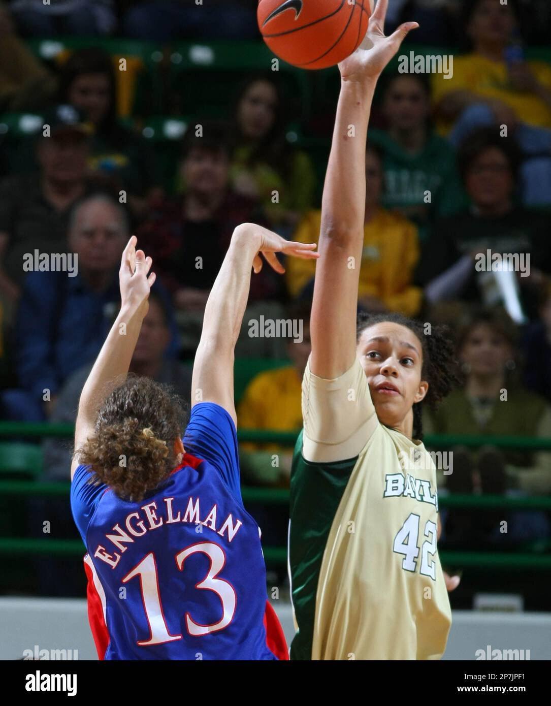 Baylor's Brittney Griner blocks the shot of Kansas' Monica Engelman during the first half of an NCAA college basketball game Sunday, Feb. 28, 2010, in Waco, Texas. (AP Photo/Waco Tribune Herald, Jerry Larson) Banque D'Images