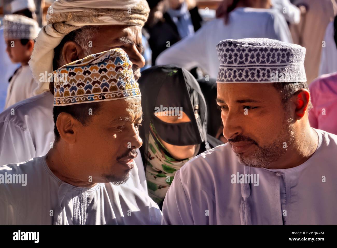Acheteurs sur le marché de la chèvre, Nizwa, Oman Banque D'Images