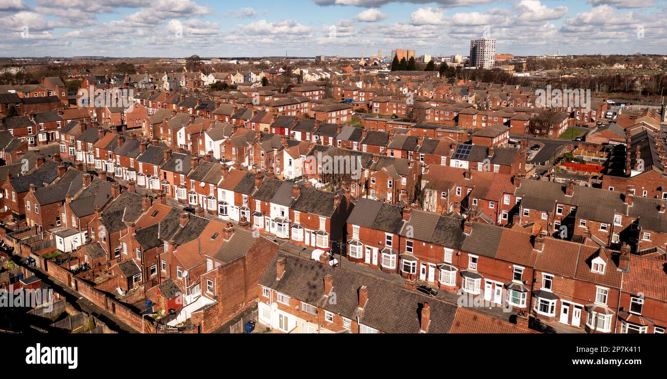 Une vue panoramique aérienne de rangées de briques rouges de retour à arrière de maisons mitoyennes dans une ville du nord en Angleterre Banque D'Images