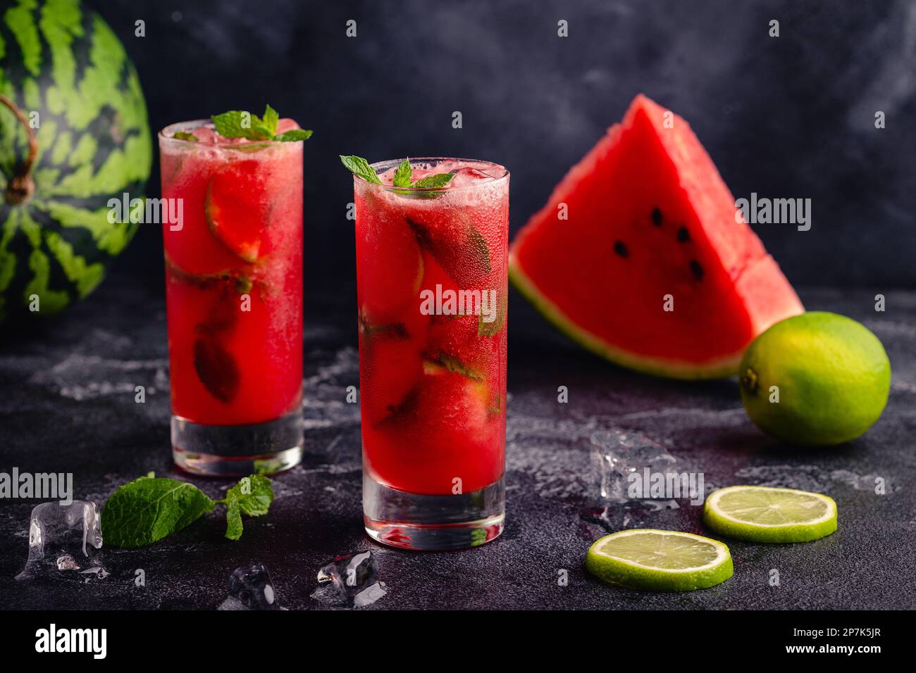 Cocktail de pastèque alcoolisé ou non, cocktail de mojito à la menthe et au citron vert. Banque D'Images