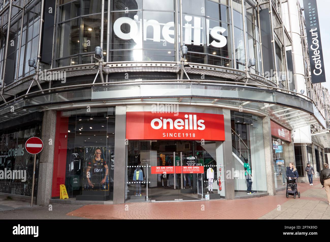 Magasin d'articles de sport oneills sur l'avenue royale château court centre commercial Belfast Irlande du Nord Royaume-Uni Banque D'Images