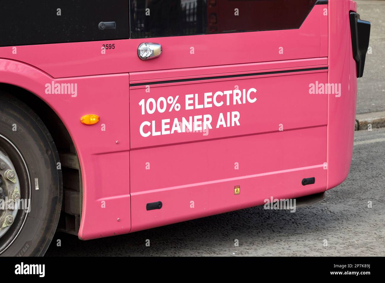 Pink metro translink 100% électrique belfast City bus société de transport public Belfast Irlande du Nord Royaume-Uni Banque D'Images
