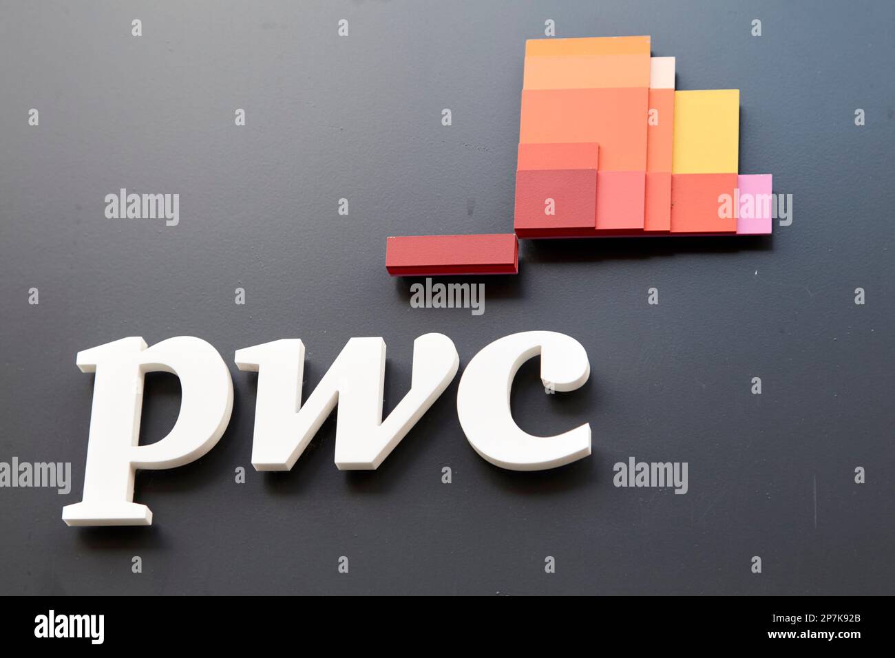 PWC prix waterhouse coopers logo sur les bureaux à Belfast en Irlande du Nord au Royaume-Uni Banque D'Images