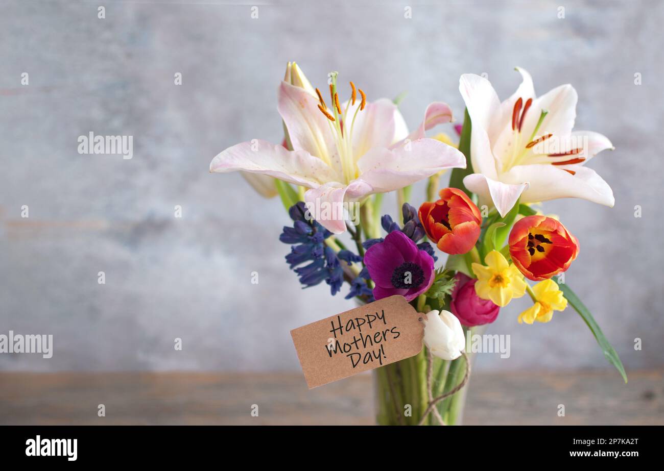 Joyeux fête des mères bouquet de fleurs incluant des lis, des jonquilles et de la jacinthe Banque D'Images