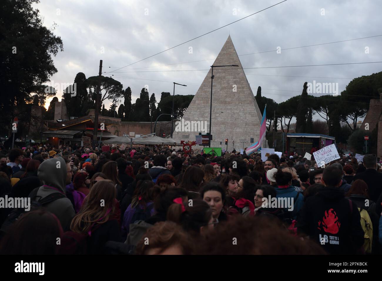 Rome, Italie. 08th mars 2023. 'Pas un de moins', la manifestation pour la journée des femmes dans la capitale. Rome Italie. 8 mars 2023. Credit: antonio nardelli/Alay Live News Credit: antonio nardelli/Alay Live News Banque D'Images