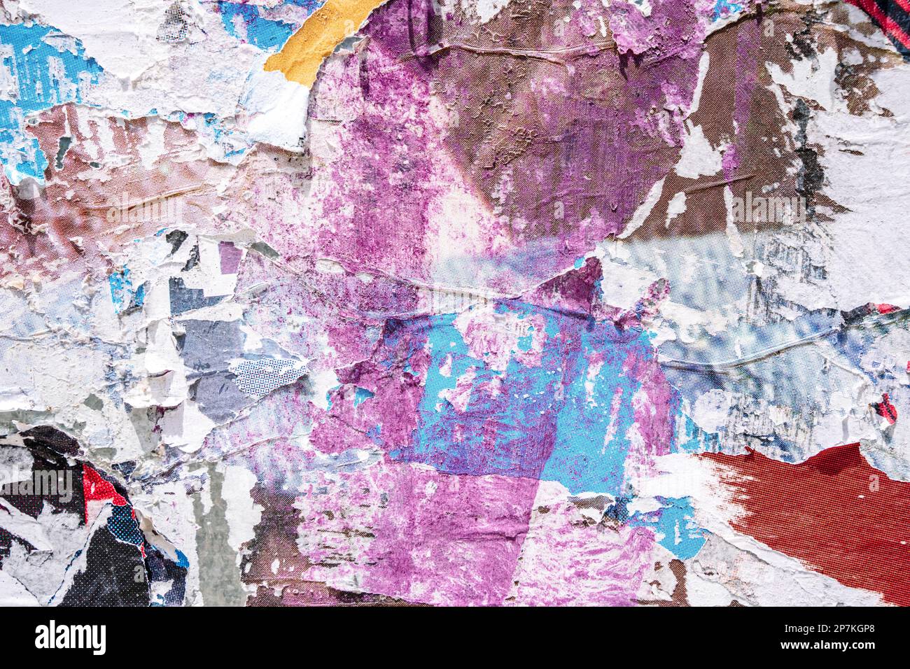 un-collage-de-papier-d-chir-sur-une-ancienne-affiche-sur-un-mur-de-rue
