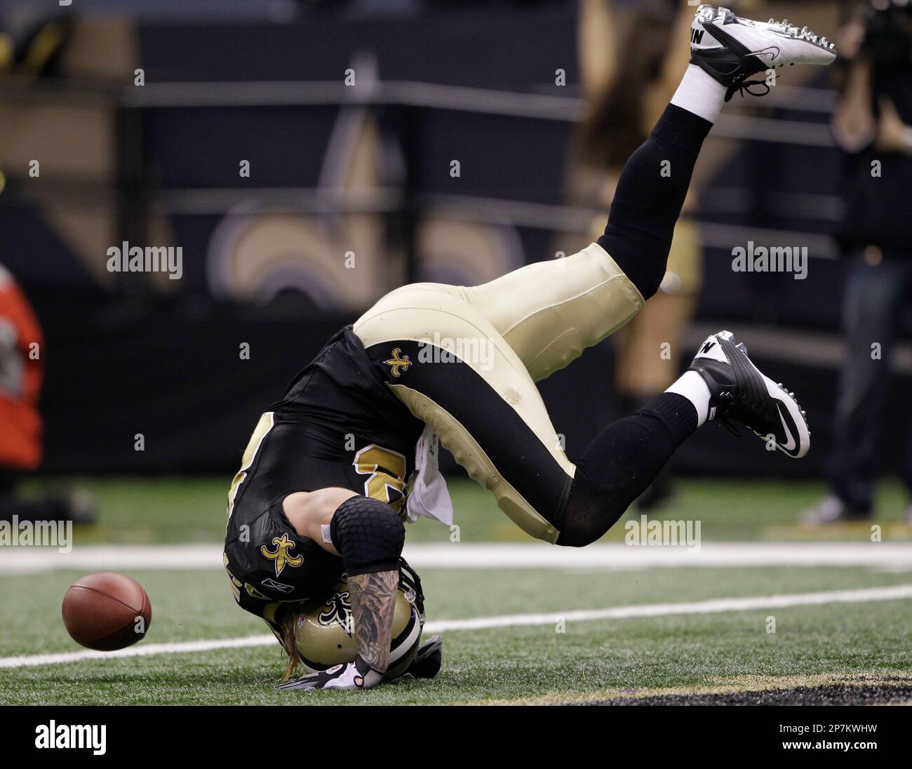 New Orleans Saints tight end Jeremy Shockey flips upside down after scoring on a 17-yard touchdown bass from Drew Brees during the first quarter of an NFL football divisional playoff game against the Arizona Cardinals in New Orleans, Saturday, Jan. 16, 2010. (AP Photo/David J. Phillip) Banque D'Images