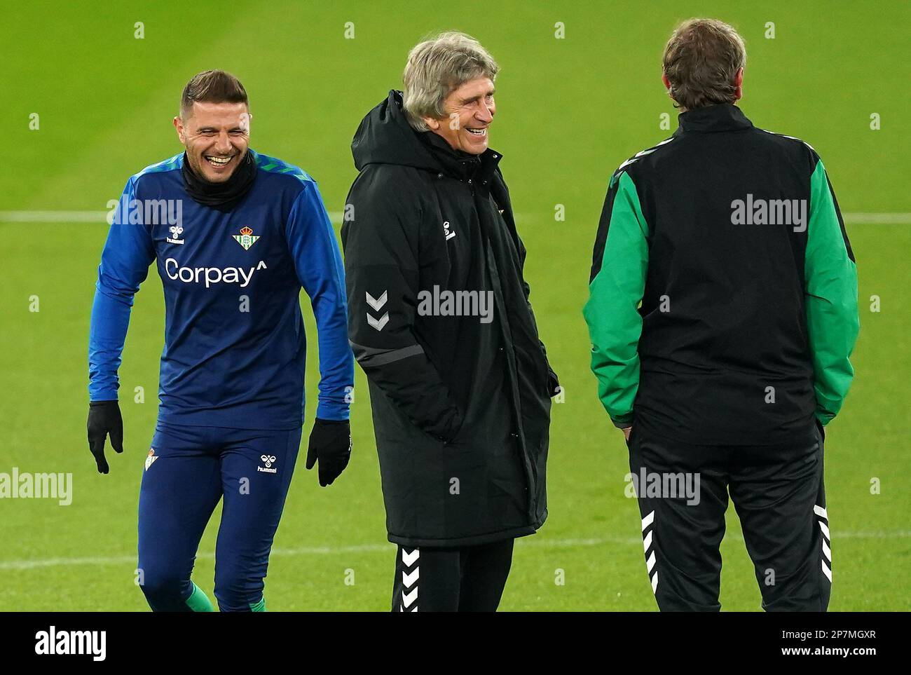 Joaquin de Real Betis (à gauche) et Manuel Pellegrini, directeur, lors d'une session d'entraînement à Old Trafford, Manchester. Date de la photo: Mercredi 8 mars 2023. Banque D'Images