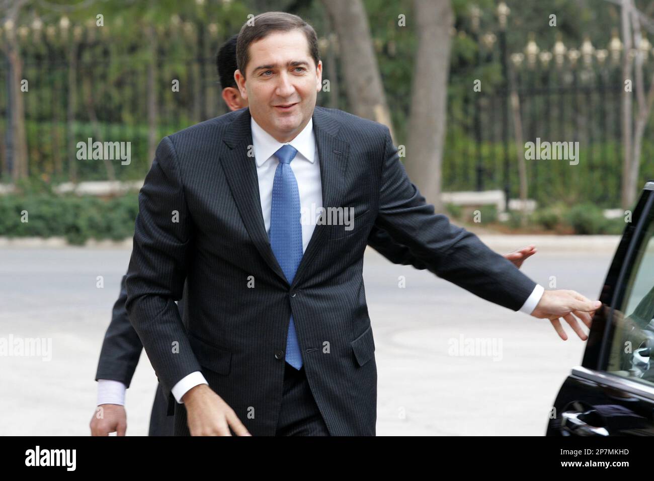 Jordanian newly appointed Prime Minister Samir Rifai arrives to the royal court in Amman, Jordan, on Monday, Dec. 14, 2009. The Royal Court says Jordan's king has sworn in a new 29-member Cabinet dominated by pro-U.S. liberals and headed by Samir Rifai, 43, a close confidant of King Abdullah II, who backs Jordan's 1994 peace treaty with Israel and warm relations with the United States. (AP Photo/Nader Daoud) Banque D'Images