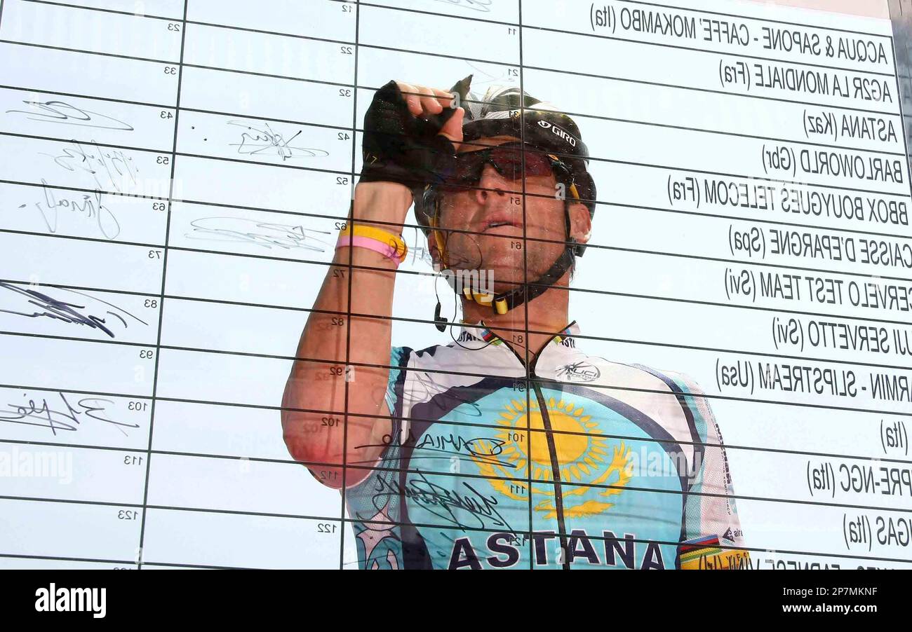** FOR USE AS DESIRED, YEAR END PHOTOS ** FILE - U.S. Lance Armstrong signs the starting list prior to the second stage of the Giro d'Italia, Tour of Italy cycling race, from Jesolo to Trieste, in this May 10, 2009 file photo. (AP Photo/Alessandro Trovati, File) Banque D'Images