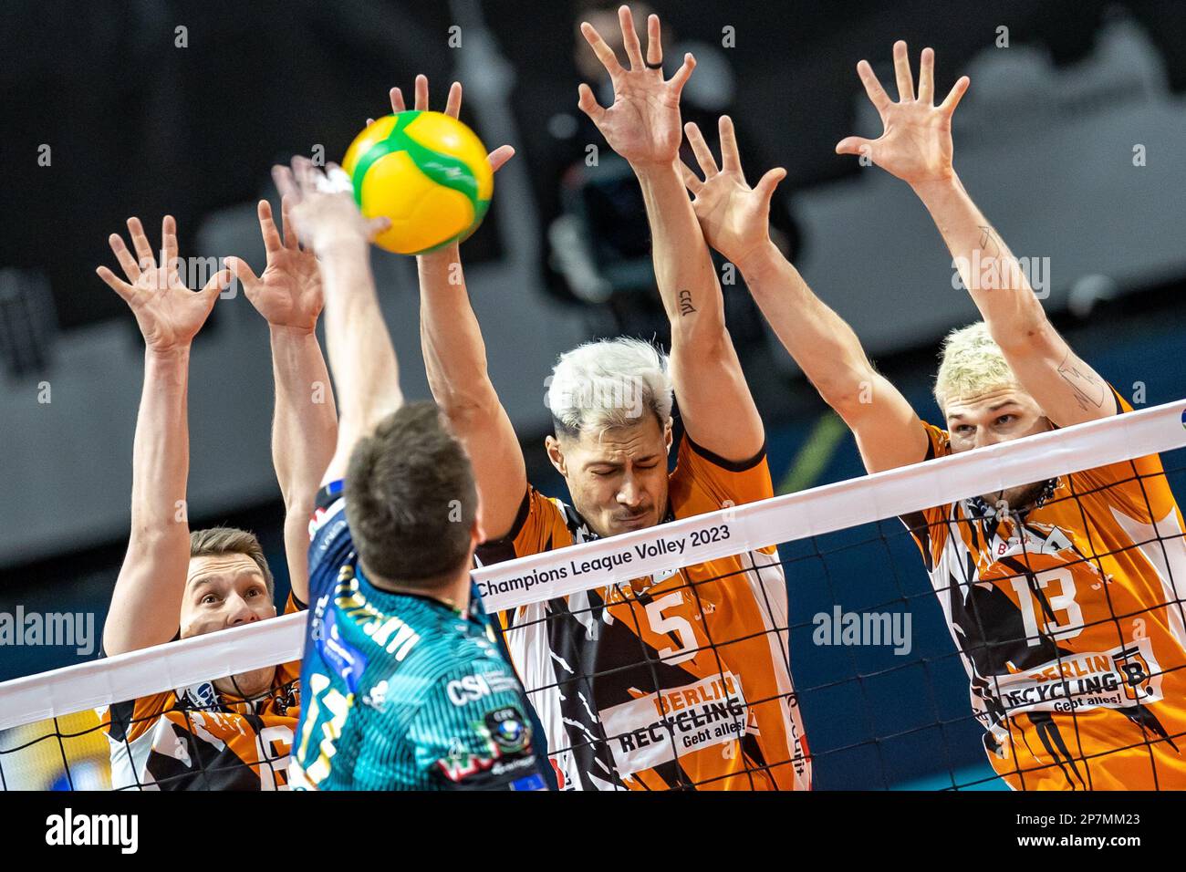 Berlin, Allemagne. 08th mars 2023. Volleyball, hommes: Ligue des champions, volées de Berlin - VC Perugia, knockout round, quarterfinales, première jambe, Max-Schmeling-Halle. OLEH Plotnytskyi de VC Perugia joue le ballon contre le bloc berlinois de Johannes Tille (l), Nehemiah Mote (2nd de droite) et Ruben Schott (r). Credit: Andreas Gora/dpa/Alay Live News Banque D'Images