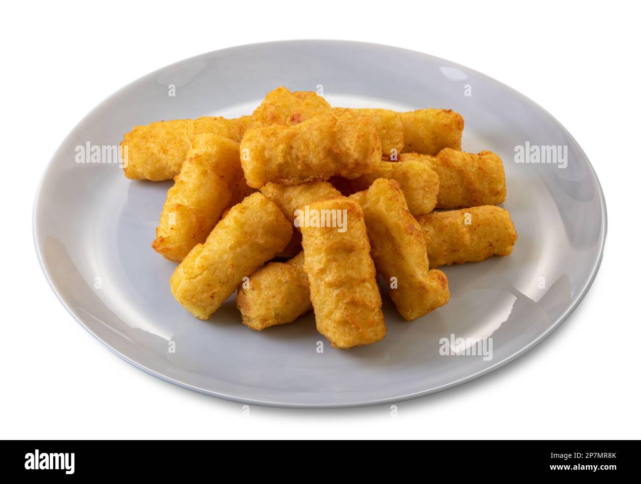 Croquettes de pommes de terre frites dans une assiette isolée sur blanc avec un chemin d'écrêtage inclus Banque D'Images
