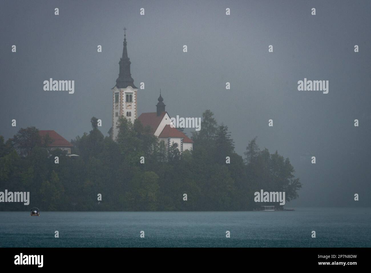 L'église du lac Bled dans la pluie et le brouillard Banque D'Images