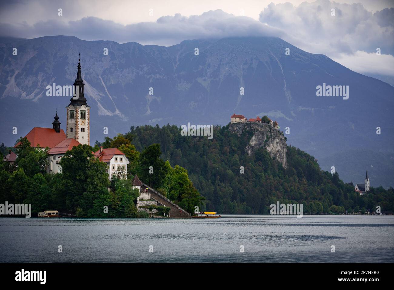 Bled Island avec l'Assomption de l'église Maria, le château de Bled et St. Eglise paroissiale de Martin sur le lac Bled, Slovénie Banque D'Images