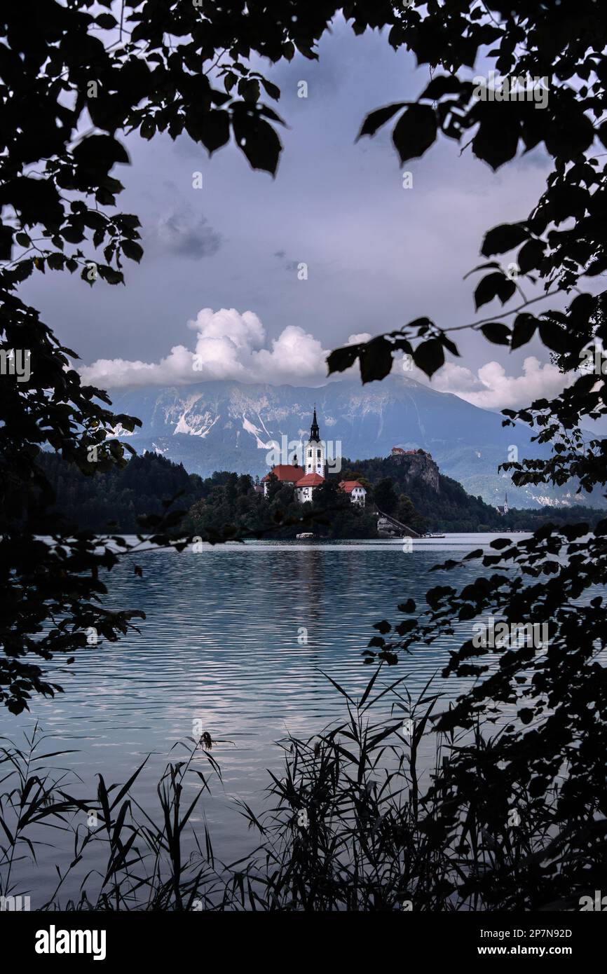 Vue encadrée de la célèbre église de Bled, Slovénie ; papier peint du lac Bled Banque D'Images