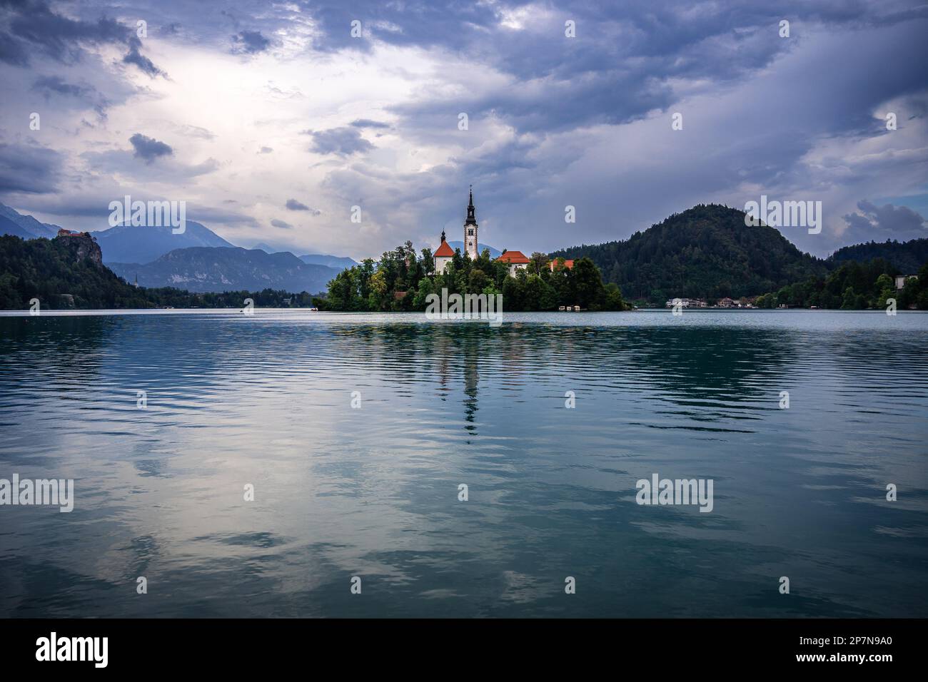 Le lac Bled et les collines environnantes se reflètent dans l'eau par une journée nuageux, Bled, Slovénie Banque D'Images