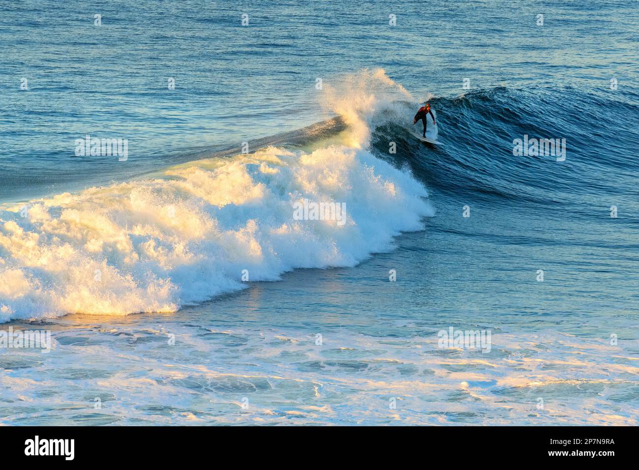 Pichilemu, région d'O'Higgins, Chili - Surfer à Punta de Lobos une plage de surf au sud de Pichilemu. Banque D'Images Pichilemu, région d'O'Higgins, Chili - Surfer à Punta de Lobos une plage de surf au sud de Pichilemu. Banque D'Images