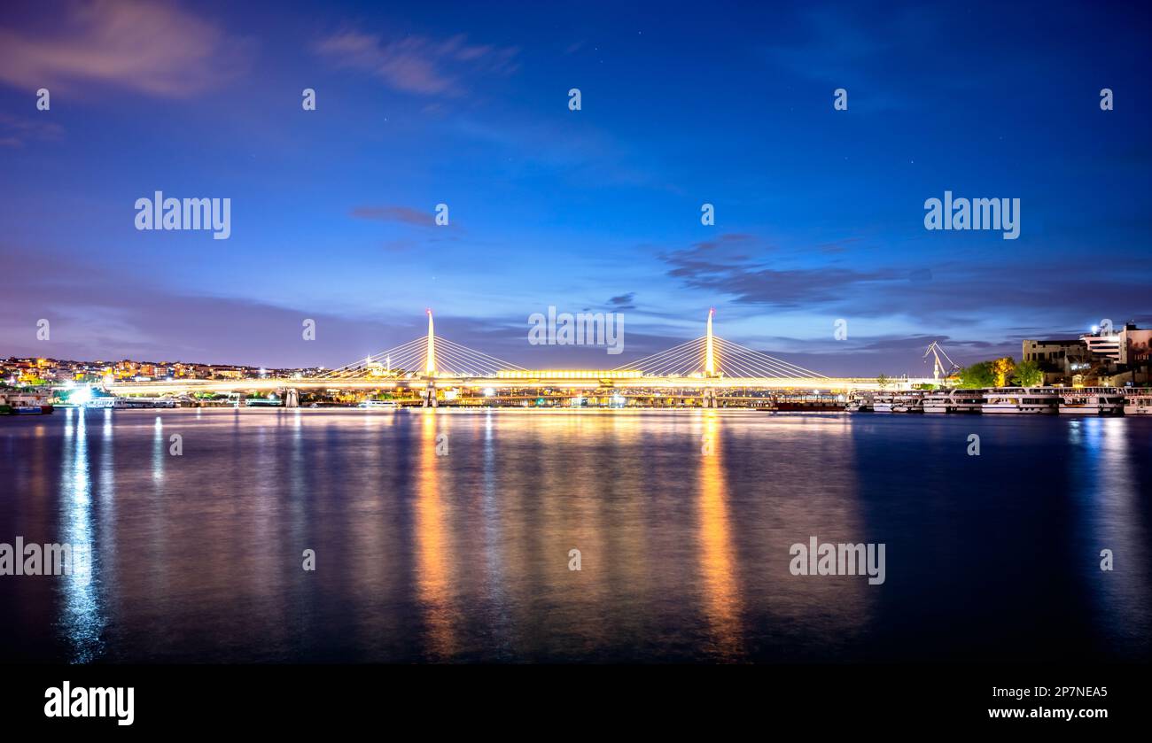 Image de Istanbul Golden Horn Metro Bridge pendant le crépuscule bleu heure, Turquie Banque D'Images