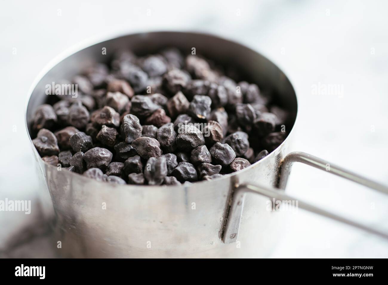 Une tasse de pois chiches noirs (ceci neri), une variété spéciale de pois chiches d'Italie. Banque D'Images