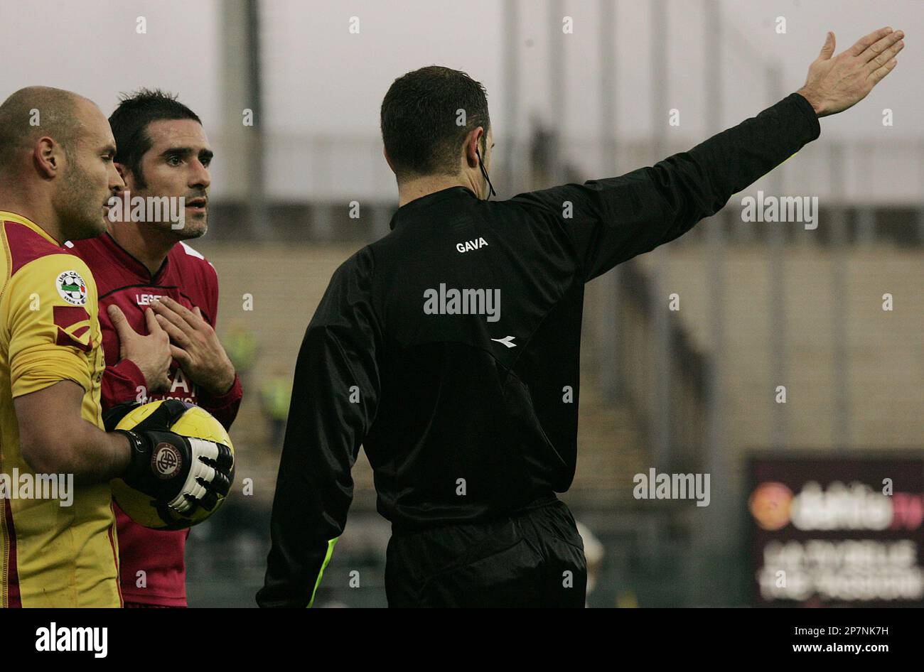 Referee Gava sends off Livorno's forward Cristiano Lucarelli, second from left, during a Serie A soccer match between Livorno and Chievo at the Armando Picchi stadium in Leghorn, Italy, Sunday, Dec. 6, 2009.(AP Photo/Lorenzo Galassi) Banque D'Images