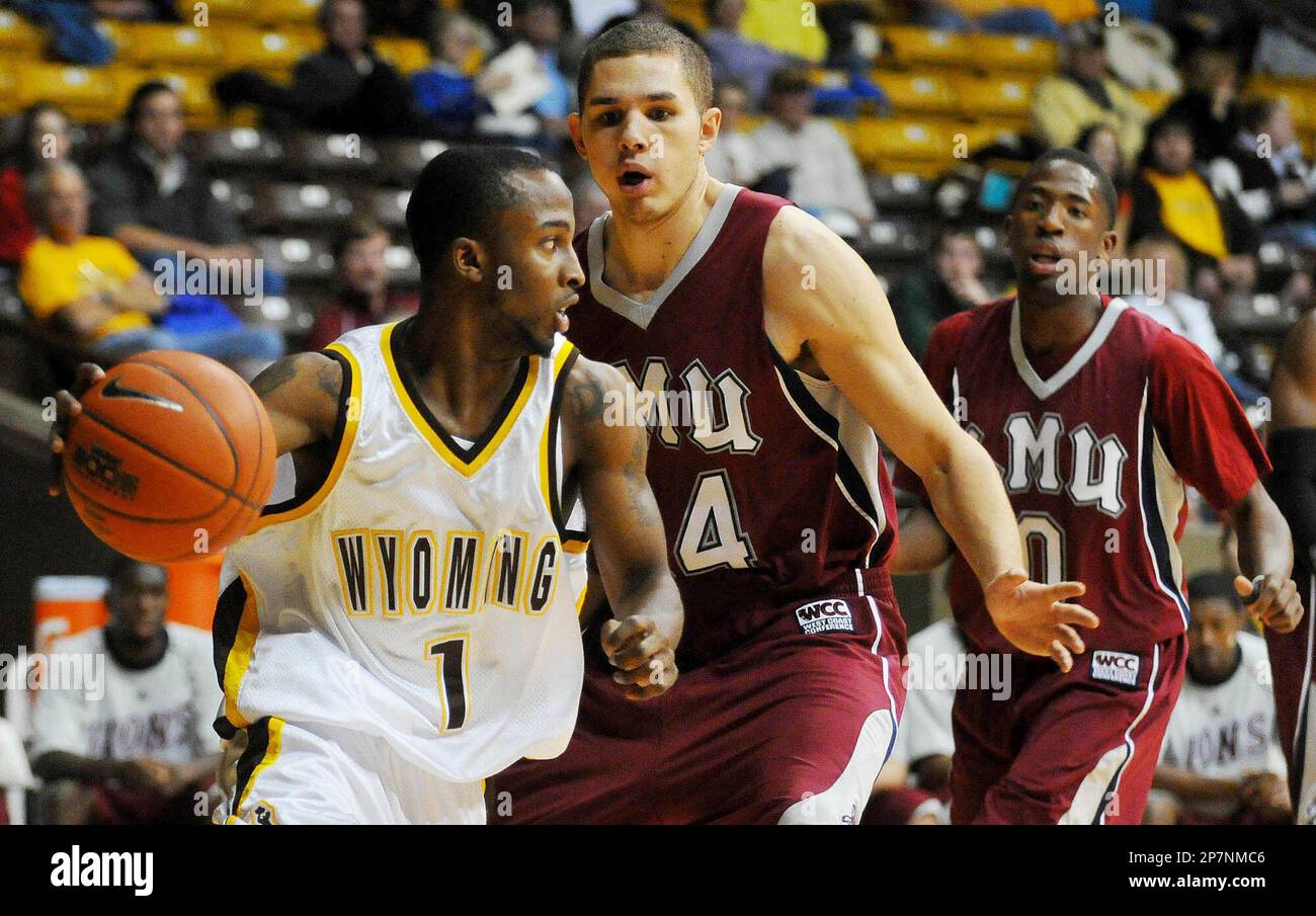 Wyoming guard JayDee Luster, left, dribbles around Loyola Marymount forward Drew Viney during an NCAA college basketball game Saturday, Dec. 5, 2009, at Arena Auditorium in Laramie, Wyo. (AP Photo/Laramie Boomerang, Andy Carpenean) Banque D'Images