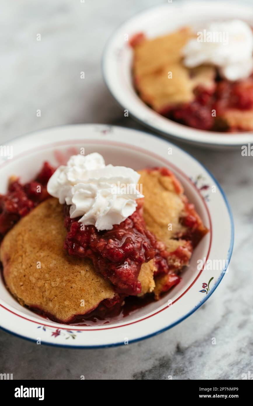Cobbler à la framboise vegan maison. Banque D'Images