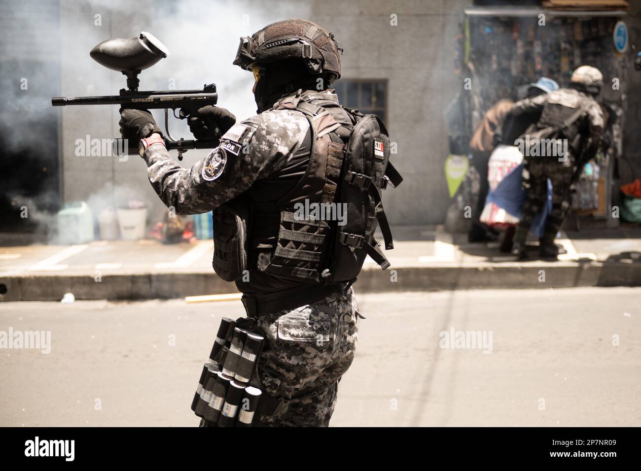 La Paz, Bolivie. 08th mars 2023. Un membre d'une unité des forces spéciales tire des balles en caoutchouc sur des manifestants lors d'une manifestation d'enseignants. Les enseignants réclament de meilleures conditions de travail et protestent contre une réforme proposée du programme. Credit: Radoslaw Czajkowski/dpa/Alay Live News Banque D'Images